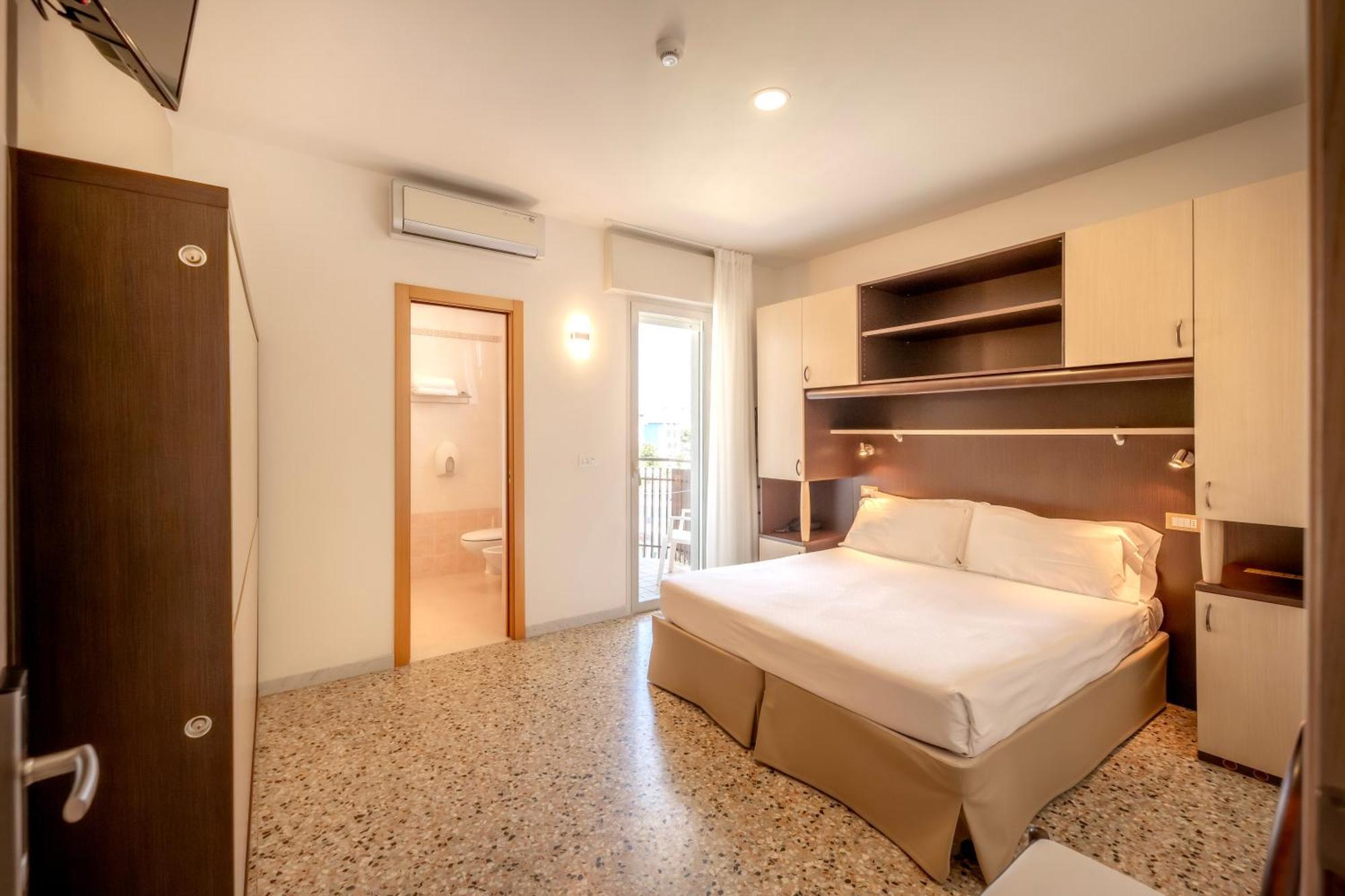 Hotel Atenea Golden Star Каорле Экстерьер фото